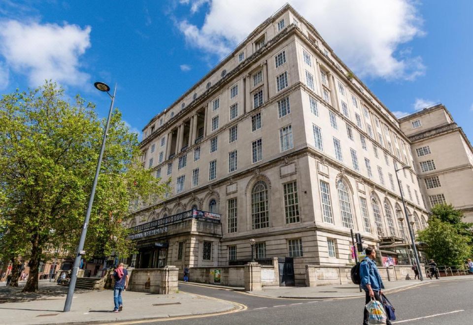 Adelphi Hotel
